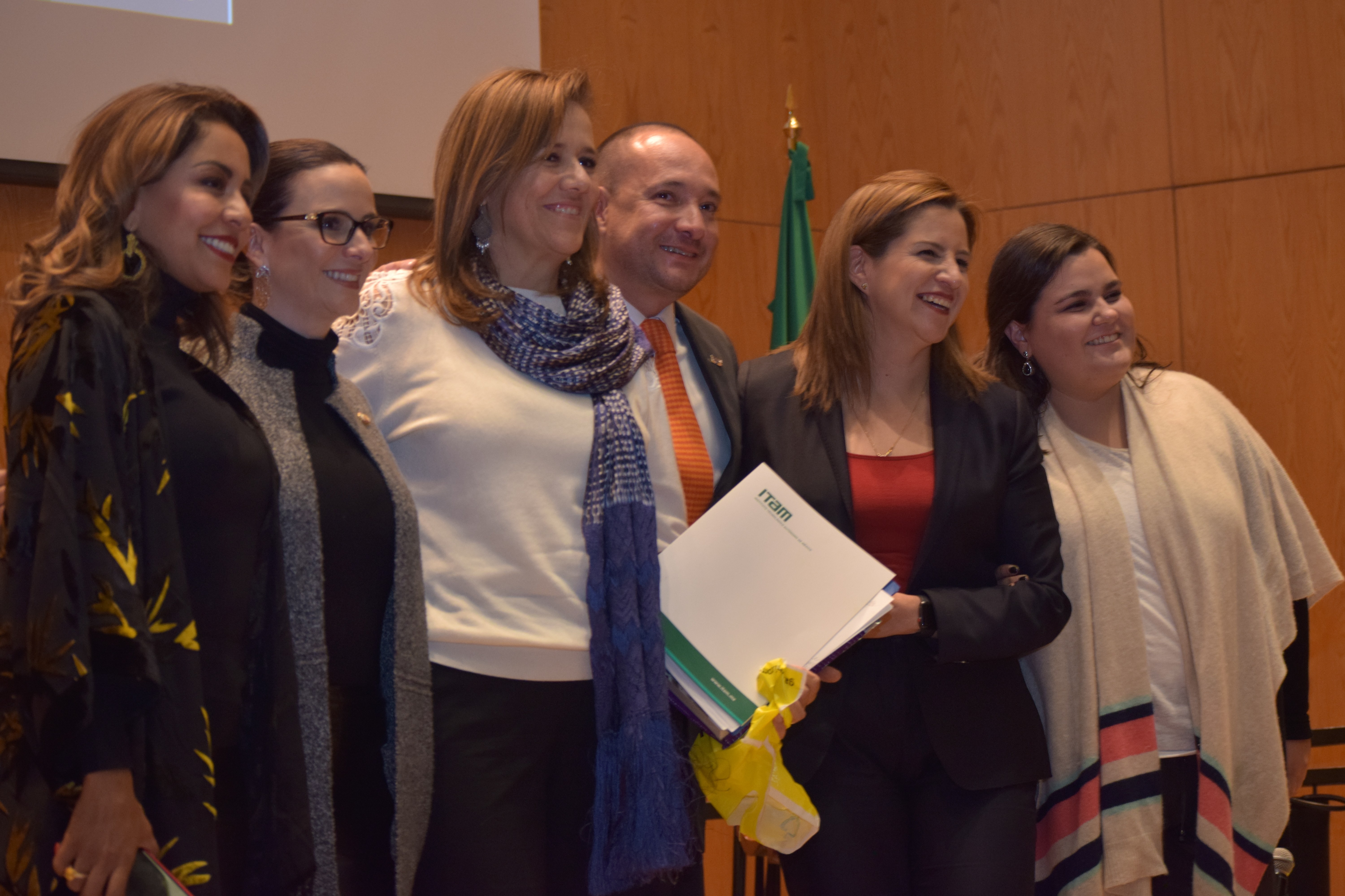 Mujeres en la política: unidas y fuertes