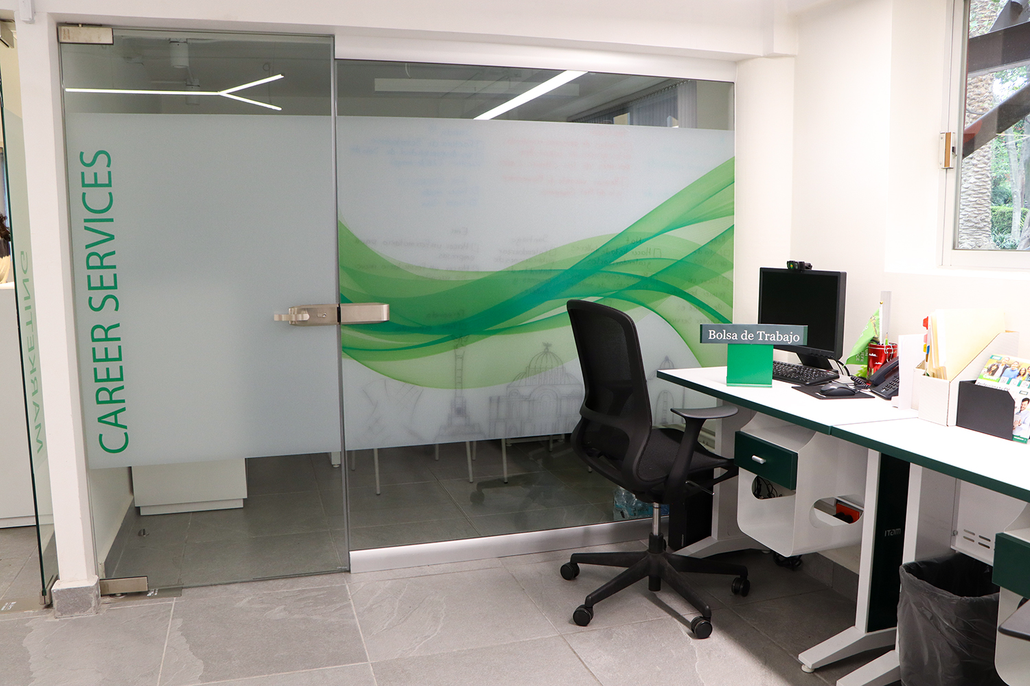 Puerta de Career Services
