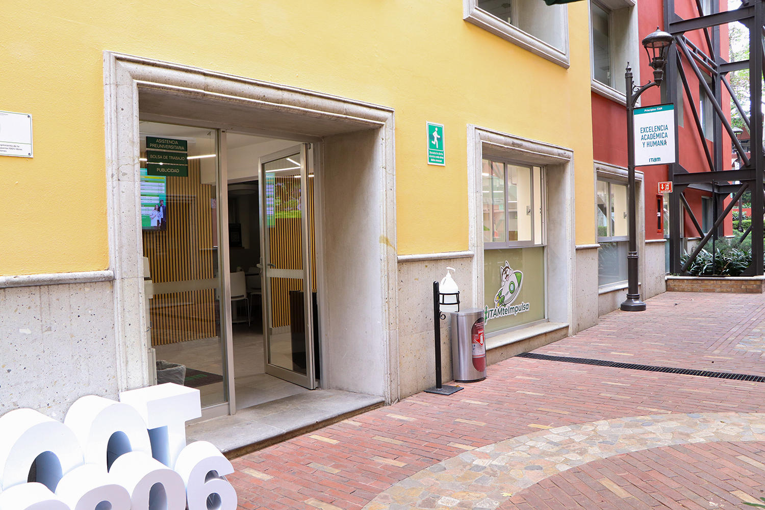 Entrada al pasillo de servicios
